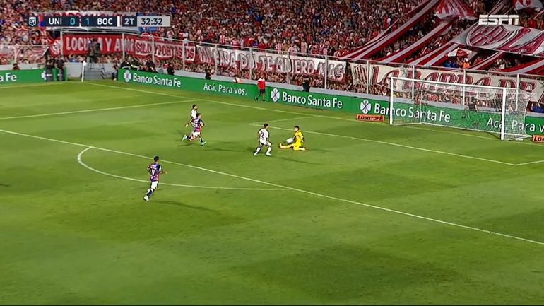 Kevin Zenón pudo poner el 2 a 0 para Boca.