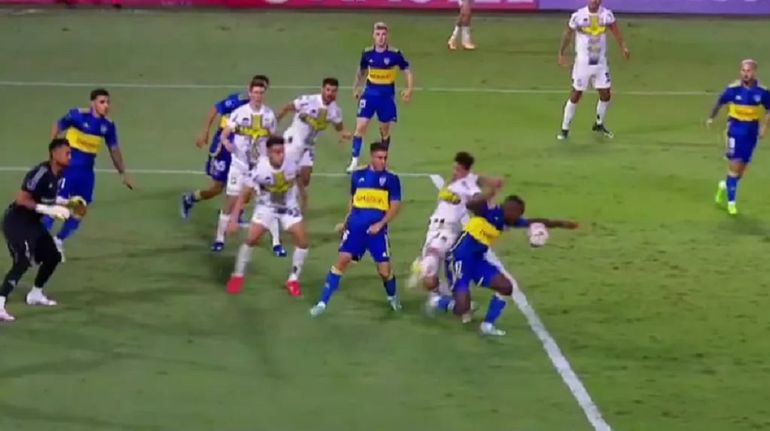 ¿Fue mano y penal de Luis Advíncula en la victoria de Boca sobre Trinidense?