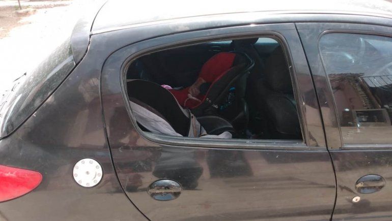 Le reventaron la ventanilla del auto cuando acomodaba a su beba en la sillita