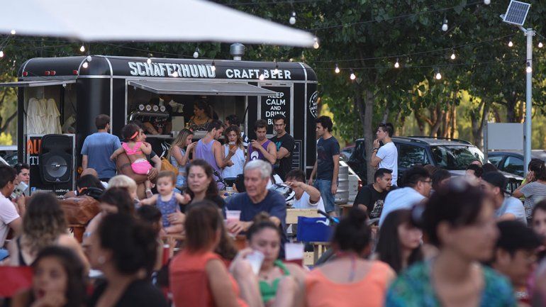 Paseo de la Costa: en la noche es un boliche al aire libre