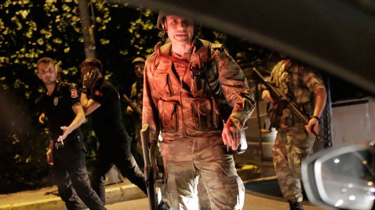 Los militares que se alzaron consideran un traidor al primer mandatario. El presidente le mandó un mensaje a la gente a través de un celular.