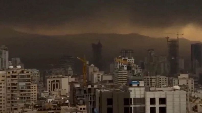 Irán cubierto en lluvia negra tras los ataques de Estados Unidos a los depósitos de petróleo. | LM Neuquen Irán cubierto en lluvia negra tras los ataques de Estados Unidos a los depósitos de petróleo.