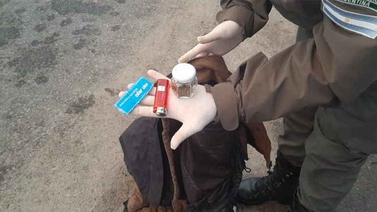 Lo detienen en un control con semillas y flores de marihuana