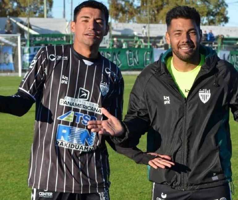Santiago Jara, autor del gol de la victoria, y Mellado festejando el triunfo Rawson. Los jugadores de Cipo quieren volver a ganar en casa. 