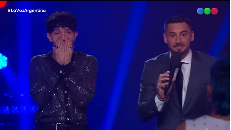 El gesto de Luck Ra con un participante de su team