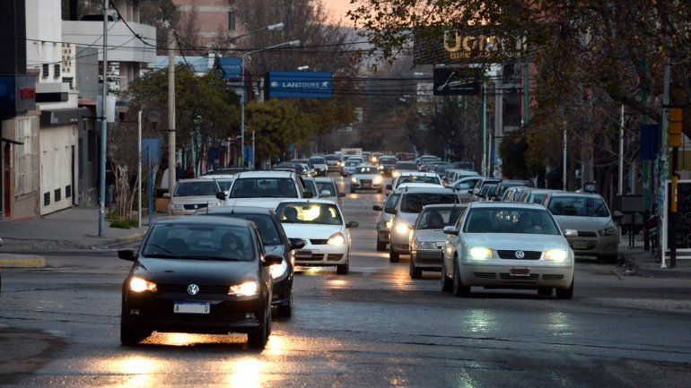 Miles de autos circulan diariamente entre las distintas ciudades del Alto Valle. Todavía no se sabe cuántos tributan en municipios que les cobran menos.