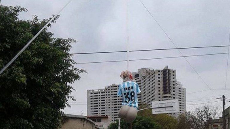 Indignante: colgaron un maniquí emulando a una mujer violada