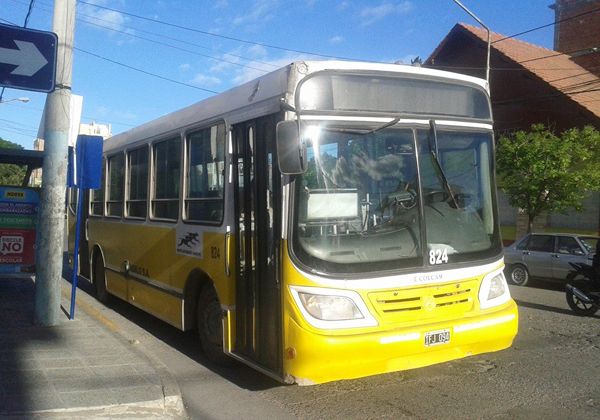 Un colectivo de Indalo se rompió y dejó a la deriva a sus pasajeros