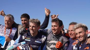 Santiago Rostan compartió la alegría de terminar el Dakar con el resto de los pilotos que compitieron en motos. Santiago Rostan compartió la alegría de terminar el Dakar con el resto de los pilotos que compitieron en motos.
