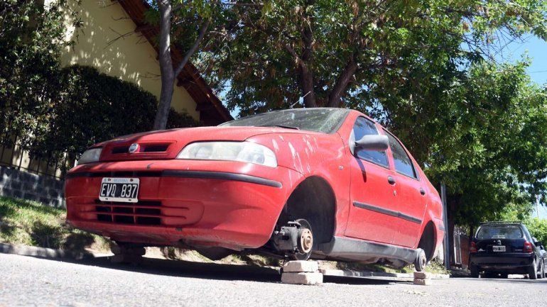 El auto está estacionado en calle Víctor García al 900 del barrio Santa Genoveva.