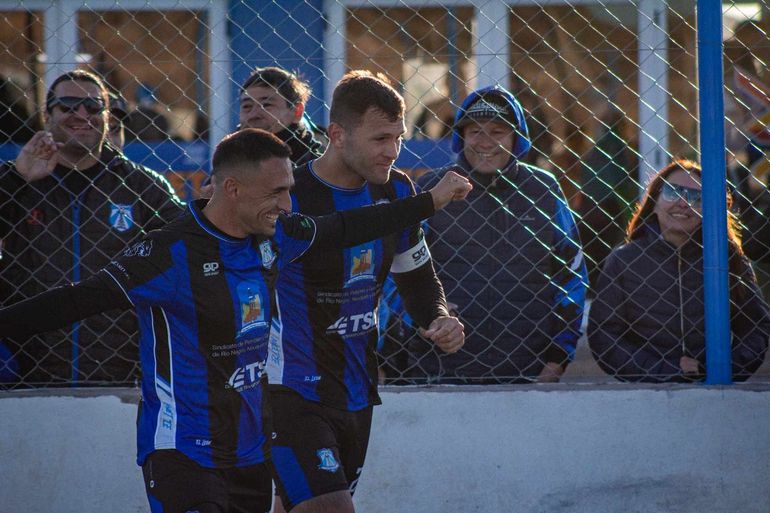 Chacón es el nuevo capitán de Rincón. En la imagen, junto al histórico Héctor Rueda, que ingresó en el 2T ante Olimpo. Fotos: gentileza prensa Rincón 