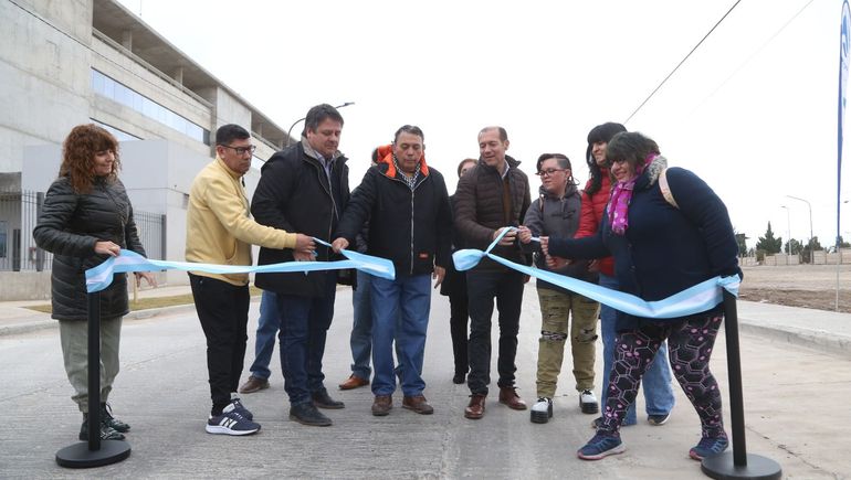 Inauguraron 12 cuadras de asfalto entre Canal V y Huiliches
