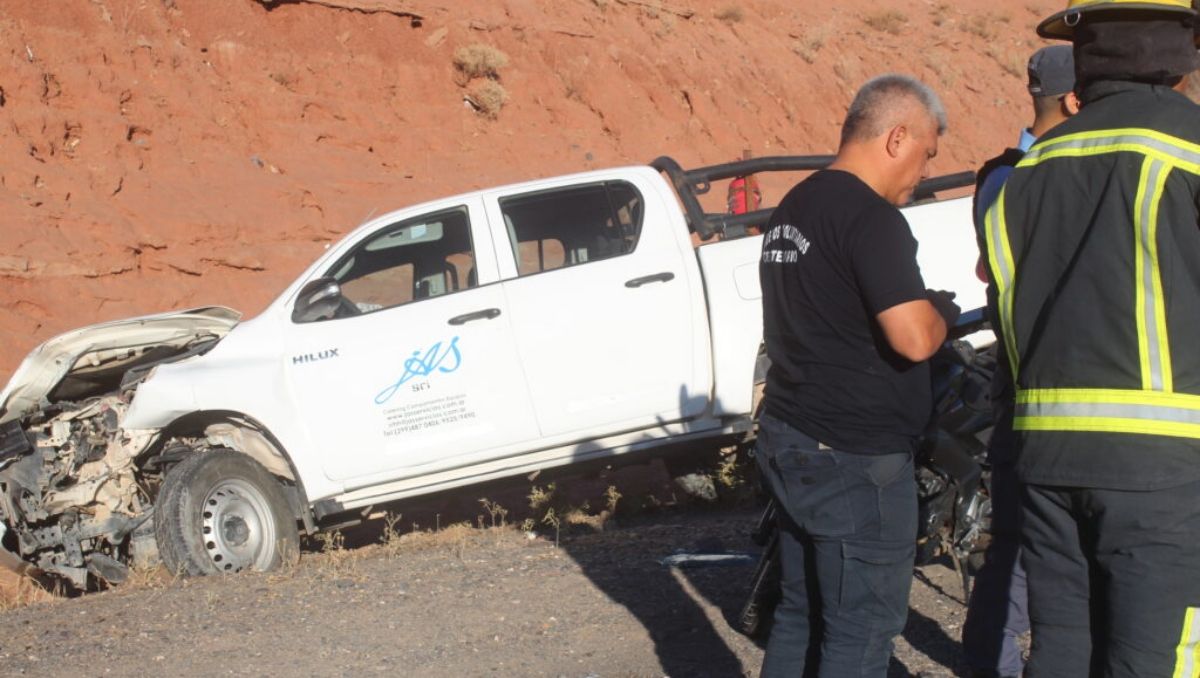 Empleado petrolero se distrajo con el celular y provocó un triple choque