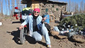 Piedra por piedra, la motoquera que construyó un refugio para viajeros al lado de la Ruta 40 | LM Neuquen Piedra por piedra, la motoquera que construyó un refugio para viajeros al lado de la Ruta 40
