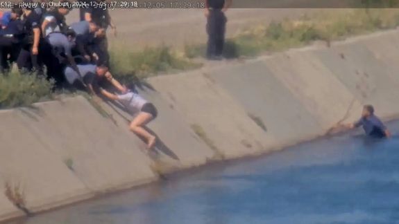 Video del heroico rescate de una niña que se ahogaba en el canal grande