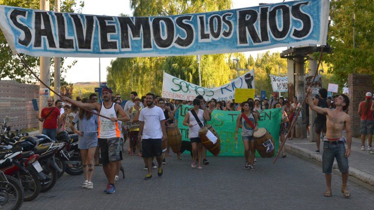 La manifestación en defensa de los ríos realizada ayer a la tarde.