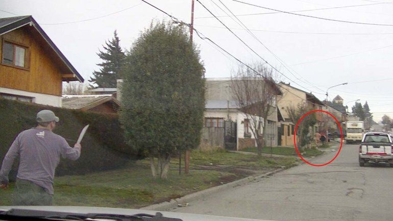 Corrió desnudo cuando lo descubrió el marido de su amante