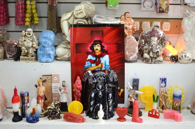 La histórica santería de Neuquén: los santos que más se venden y los productos para hacer amarres y macumbas