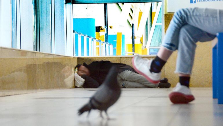 El drama de vivir en la calle: todavía hay personas que duermen en la ETON