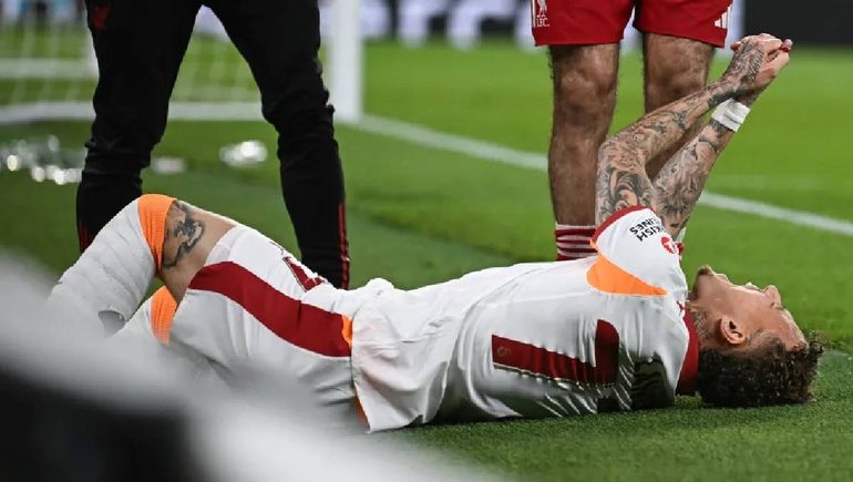 Se chocó un cartel y casi se arranca un dedo: la escalofriante lesión de un jugador del Galatasaray