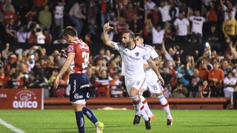 El festejo de Guevgeozian y Opazo en el empate de la Lepra.