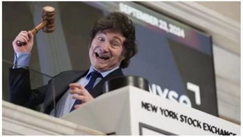 Javier Milei haciendo sonar la campana de apertura de operaciones en Wall Street.