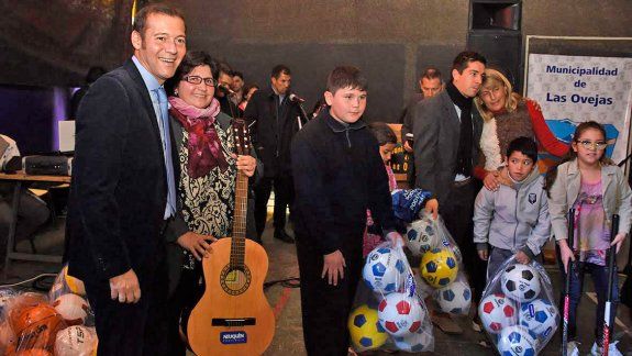 El gobernador tomó contacto con vecinos de Las Ovejas.