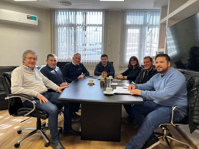 Autoridades de CALF con representantes de las iglesias. Autoridades de CALF con representantes de las iglesias.