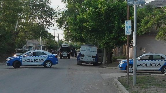 Barrio Confluencia: dos bandas se tirotearon y atacaron a la Policía