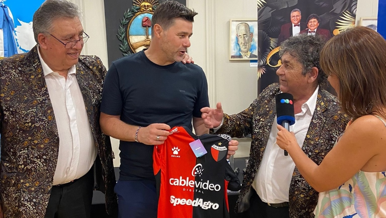 Pochettino cantó y bailó con Los Palmeras, y tiró una enigmática frase