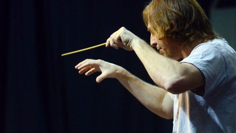 Tolcachir y los 40 músicos de la Orquesta Sinfónica proponen un repertorio de películas al público neuquino.