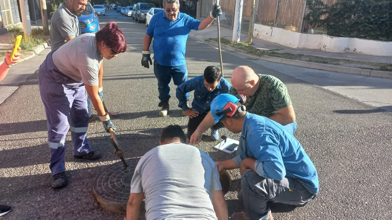 ¿Sabotaje o broma? Qué se sabe hasta ahora de la alcantarilla que explotó en Santa Genoveva