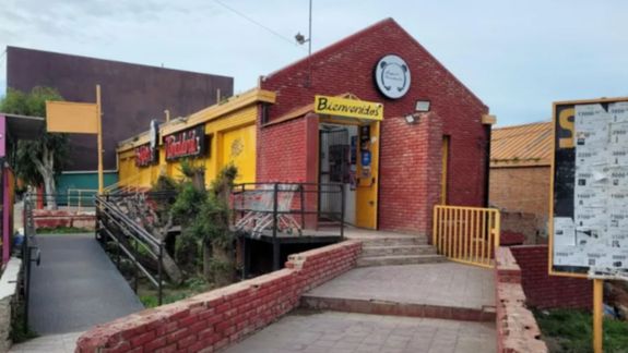 El supermercado donde trabaja la mujer atacada, a metros de Rivadavia y Asturias, en pleno centro de Comodoro Rivadavia.&nbsp;