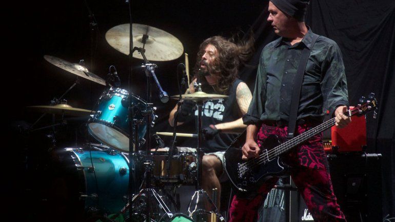 Grohl se sentó en la batería y Krist Novoselic se calzó el bajo. 