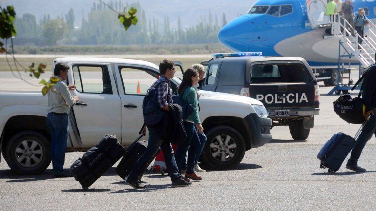 Durante dos horas se prolongó el procedimiento para revisar el avión desviado a Neuquén por una amenaza de bomba. Luego de los controles