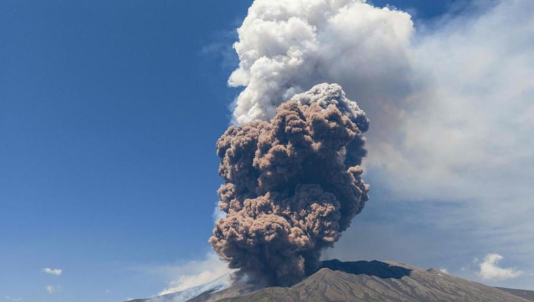 La fuerte erupción del volcán Etna durante este lunes