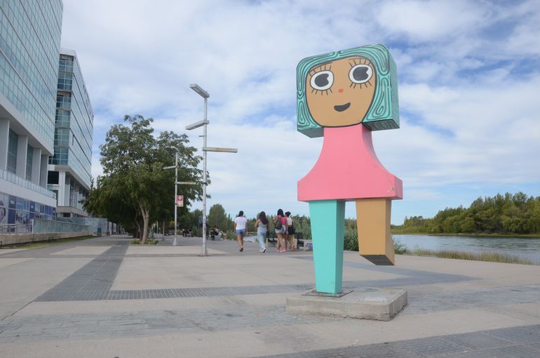 Volvieron a colocar la escultura dedicada a las mujeres que habían arrancado
