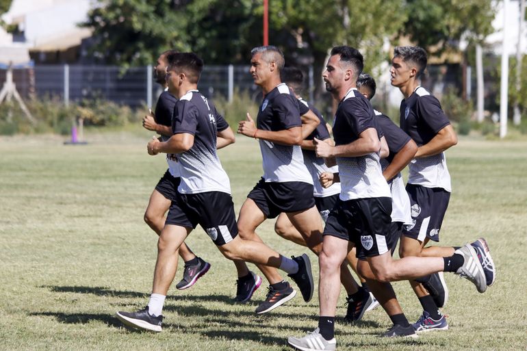 Cipolletti no tiene fecha para jugar ante Vélez, pero sí pilcha exclusiva