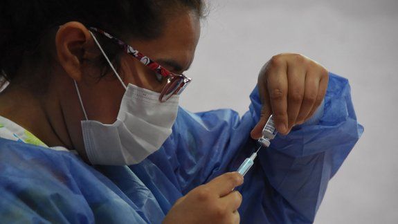 Vacunarán a docentes neuquinos con las dosis chinas que llegan en días