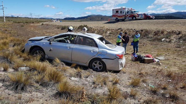 Cinco heridos en un violento vuelco en la Ruta 40