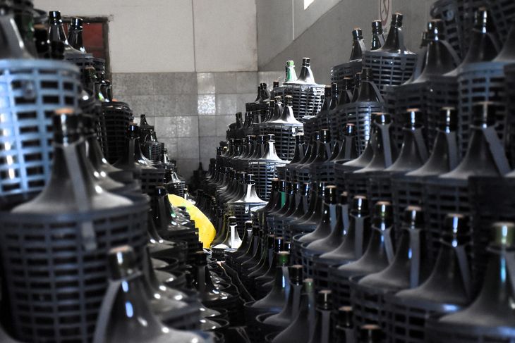 El legado que se mantiene: envasar en damajuana y trabajar sin intermediarios son consignas que Clemente Tronelli ha conservado a través del tiempo. Foto Fabricio González.