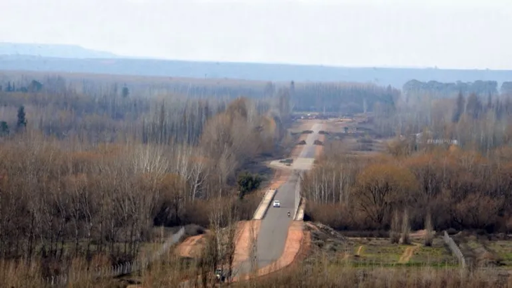 Vista aérea de la traza original en los años 30, cuando el tren aún dominaba el transporte.