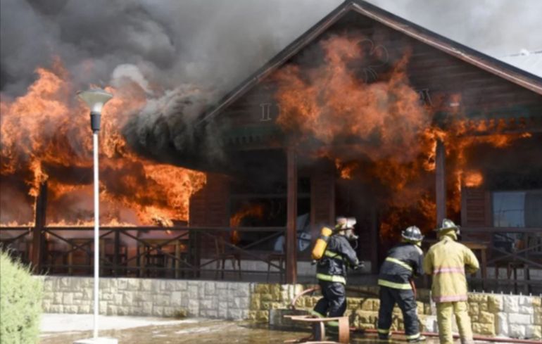 El trágico incendio del 20 de marzo de 2016 en el pub Irlanda, en la costanera de Comodoro Rivadavia. El trágico incendio del 20 de marzo de 2016 en el pub Irlanda, en la costanera de Comodoro Rivadavia.