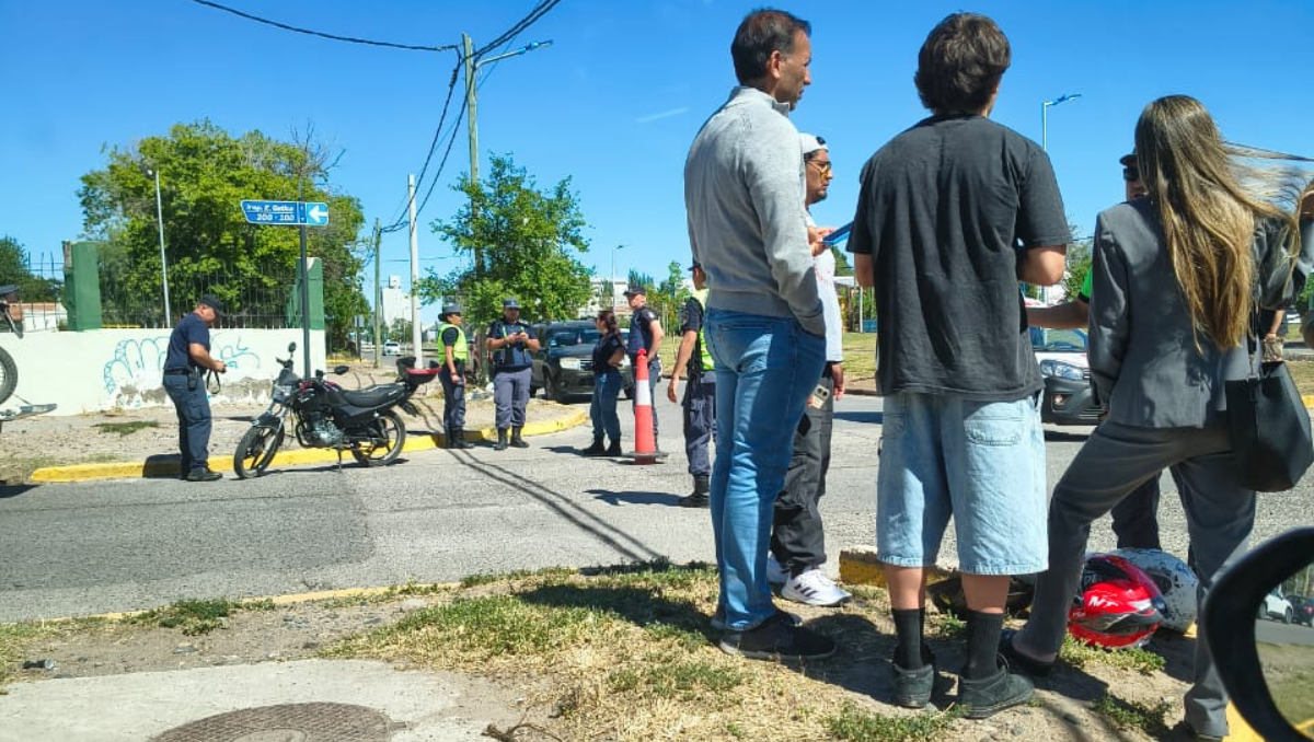Fuerte choque en Gatica y las vías: dos personas fueron hospitalizadas