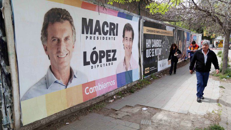 La capital sufre las consecuencias de un año a todo vértigo electoral. Los rostros de candidatos y las publicidades apabullan desde las paredes.