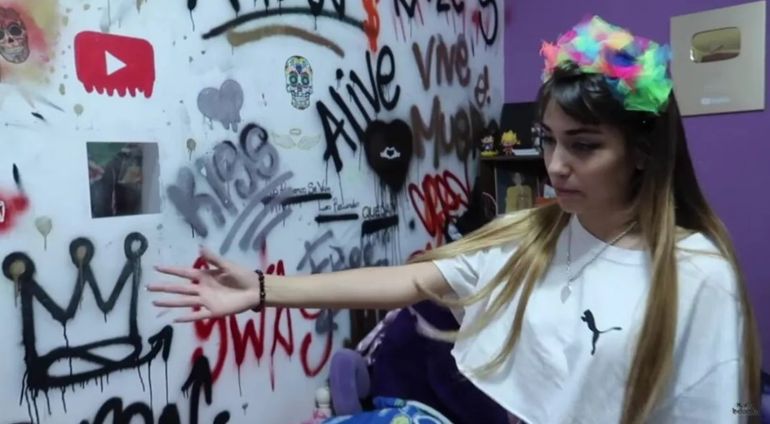 La "Nena de Argentina" en su habitación, decorada por ella misma con grafittis. La "Nena de Argentina" en su habitación, decorada por ella misma con grafittis.