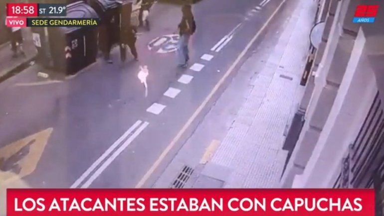 Encapuchados atacaron con bombas molotov el edificio de Gendarmería