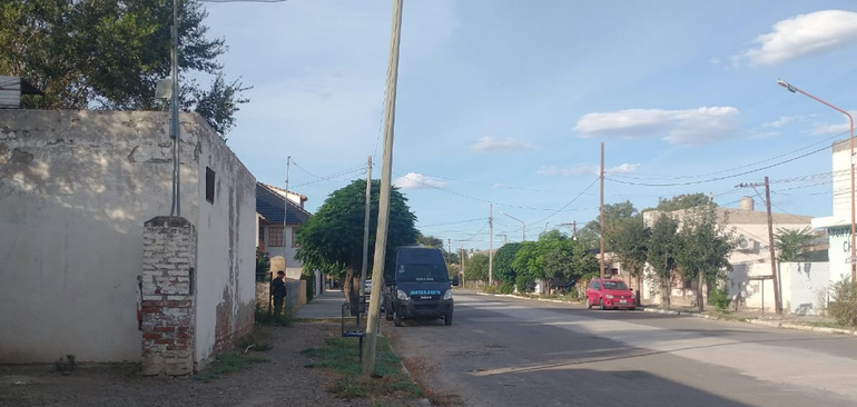 Los federales custodian una de las viviendas allanadas en el marco de la investigación.