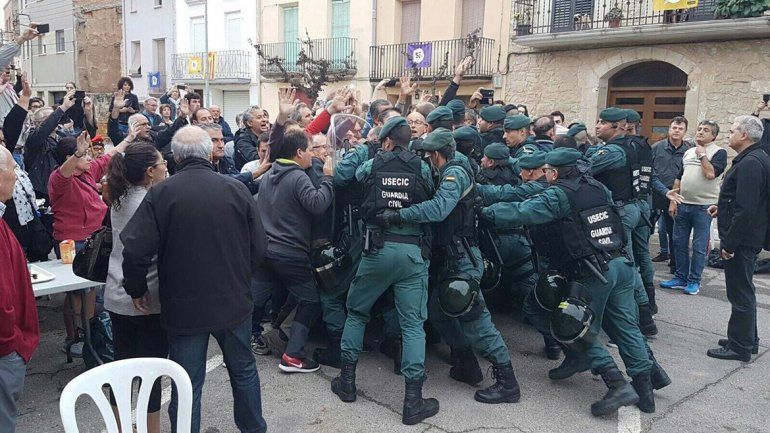 La policía reprimió a los votantes para impedir el referendum