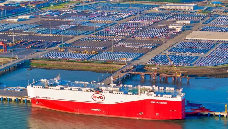 La inmensa factoría de BYD en China con uno de sus barcos, el Shenzen. La inmensa factoría de BYD en China con uno de sus barcos, el Shenzen.